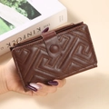 Elegantes dunkelbraunes Portemonnaie mit Stickerei, Reißverschluss und Kartenfächern - Kaffeebraun