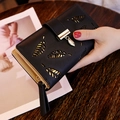 Damen Geldbörse aus schwarzem Leder mit hohlem Blattdesign und goldenem Anhänger - Schwarz