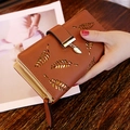 Portefeuille long en cuir marron avec motif feuille évidée et pendentif doré - Marron