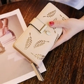 Portefeuille long beige pour femme avec motif feuilles ajourées et breloque dorée - Abricot