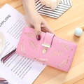 Portefeuille long pour femme rose clair avec pendentif feuille dorée et motif - Rose rouge