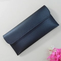 Schlanke schwarze Damen-Geldbörse aus genarbtem Leder mit elegantem Umschlag-Verschluss - Schwarz