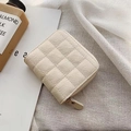 Mini beige gesteppte Leder-Geldbörse mit goldenem Reißverschluss und Rautenmuster - Weiß