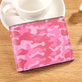 Billetera corta de dos pliegues con estampado de camuflaje rosa y bordes negros - Camuflaje Rojo Púrpura
