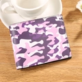Cartera bifold corta con estampado de camuflaje morado en mesa madera y taza blanca - Camuflaje Morado