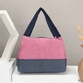 Rosa und marineblaue Canvas-Tragetasche mit gewebten Griffen auf weißem Ausstellungsständer - Fuchsia