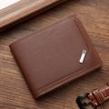 Kurze braune Ledergeldbörse für Herren mit Metalllogo und dekorativen Nähten - Braun