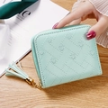 Cartera corta verde menta con bordado de corazones y elegante detalle de borla - Verde Menta