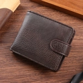Cartera corta para hombre en cuero granulado café oscuro con cierre a presión seguro - café
