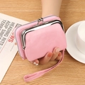 Portafoglio multifunzione rosa in ecopelle con chiusura vintage in metallo e cinturino - Rosa