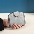 Petit portefeuille gris pour femme en cuir mat avec fermeture éclair dorée et bouton - Gris clair