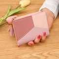 Korte damesportemonnee met roze en paars kleurblokontwerp en een kwastje als sieraad - Roze (Driekleurige Roze Color Block)