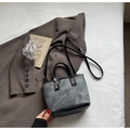 Vista dall'alto di una borsa tote in tela grigia e pelle nera su un abito elegante - Marrone Scuro