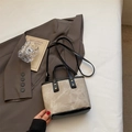 Bolso tipo cubo retro de lona con adornos de cuero negro y asas sobre fondo blanco - Beige y negro