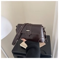 Détail d'un sac en cuir marron avec surpiqûres blanches et boucle métallique dorée - Brun Foncé