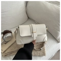 Vue détaillée du sac baguette en similicuir blanc avec boucle dorée sur un canapé - Blanc