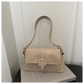 Détail d'un sac à bandoulière en similicuir beige orné d'une boucle en métal doré chic - Kaki