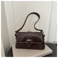 Dettaglio della borsa a tracolla vintage marrone scuro con cuciture bianche e fibbia d'oro - Marrone Scuro