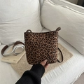 Borsa a secchiello leopardata con tracolla marrone mostrata in stile di vita - Marrone Scuro