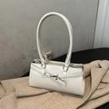 Elegante borsa baguette crema con cinturino decorativo e dettagli in metallo argento - Bianco