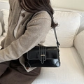 Borsa a tracolla minimalista in ecopelle nera con cuciture bianche e fibbia dorata - Nero