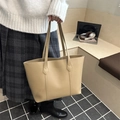 Bolso tote grande de piel suave beige para mujer presentado en escalones de madera - Caqui