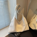 Detailaufnahme der minimalistischen cremeweißen Hobo-Tasche mit vertikaler Naht - Cremeweiß