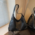 Minimalistische schwarze Hobo-Tasche mit verstellbarem Gurt und Silberschnalle für Damen - Schwarz