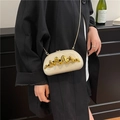 Elegante borsa da sera bianco sporco con texture a onde e catena dorata - Bianco Sporco
