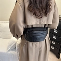 Versatile borsa da petto in pelle PU nera con design a mezzaluna su un trench coat kaki - Nero