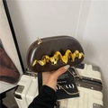 Dunkelbraune Leder-Kettentasche mit goldener Wellen-Applikation und Schultergurt - Braun