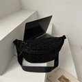 Elegante borsa a tracolla leopardata nera con cinturino regolabile su gradini urbani bianchi - Nero