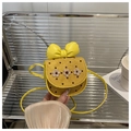 Dettaglio borsa gialla per bambina con fiori 3D e un grande fiocco decorativo - Giallo
