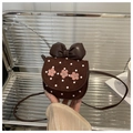 Dettaglio di borsa marrone a pois per bambine con fiocco in pelle e fiori di peluche - caffè