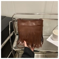 Vue détaillée du sac bandoulière rétro marron en cuir PU avec de longues franges déco - Marron