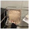 Détail des franges longues denses sur le sac à bandoulière en cuir PU beige pour femmes - Kaki