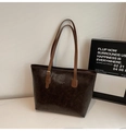 Dettaglio della borsa tote marrone vintage con trama in pelle e spalline regolabili - caffè