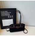 Detail van vintage suède handtas met donkere randen en een gouden vierkante gesp - Zwart