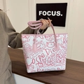 Weiße Leder-Tragetasche mit rosa Graffiti-Drucken und Herzmustern für einen Trend-Look - Rosa