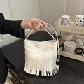 Retro witte bucket bag van kunstleer met lange franjes en dunne schouderriem voor dames - Wit