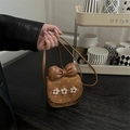 Bolso bandolera de ante marrón para niñas con lazo de cuero y detalles florales - Marrón