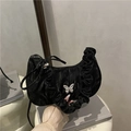 Bolso de media luna negro plisado con hebilla de mariposa plateada y bordes con volantes - Negro