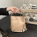 Beige handtas in etnische stijl met lange franjes en slanke handvaten voor dames - Khaki