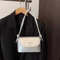Borsa a spalla argento con fiocco metallico e spalline annodate su blazer nero - Argento