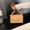 Borsa a spalla color cammello chiaro con fiocco in metallo argentato e tracolla annodata - Cachi