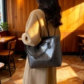 Borsa tote in pelle marrone caffè scuro con texture vintage lucida e tracolle - Nero