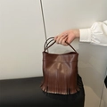 Etnische retro donkerbruine leren emmertas met lange franjes en kwastjes voor dames - Bruin