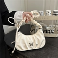 Bolso de hombro blanco plisado con hebilla de mariposa plateada y asa fruncida - Blanco