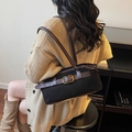 Bolso retro de ante negro bajo el brazo con correa de cuero marrón y hebilla oro - Negro