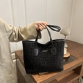 Grote shopper met luipaardprint en Fashion-tekst in een sfeervolle binnenomgeving - Zwart